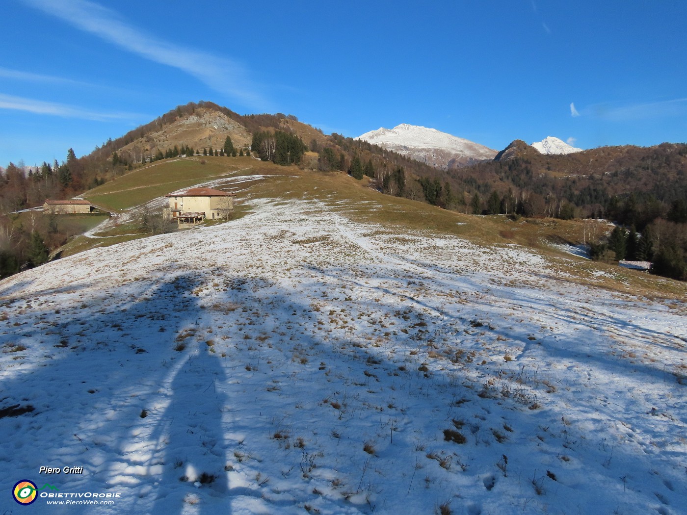 21 Salendo i bei pratoni innevati di Cascina Vecchia con vista in Vaccareggio, Menna e Arera innevati.JPG